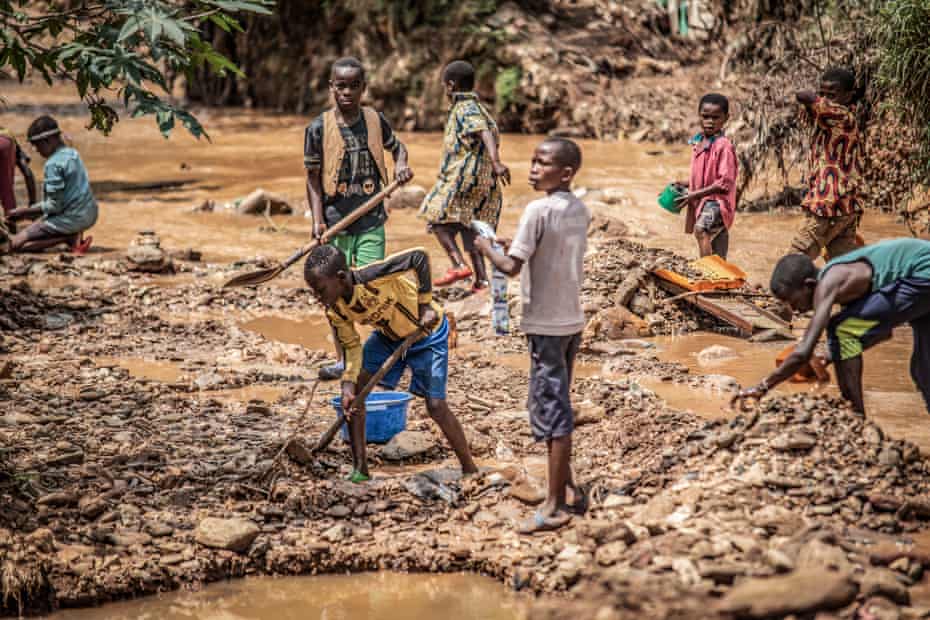 Children dig for gold at a mine in Kamituga.