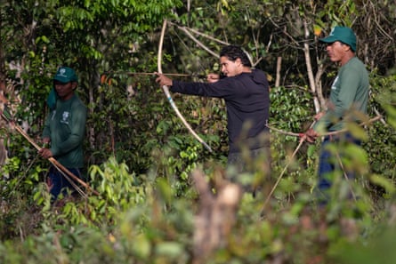 The Indigenous expert Orlando Possuelo practices his archery during the Indigenous exchange in the Araribóia territory