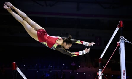 La Belge Nina Derwael dans les airs lors d'un entraînement pour les Championnats du monde à Liverpool