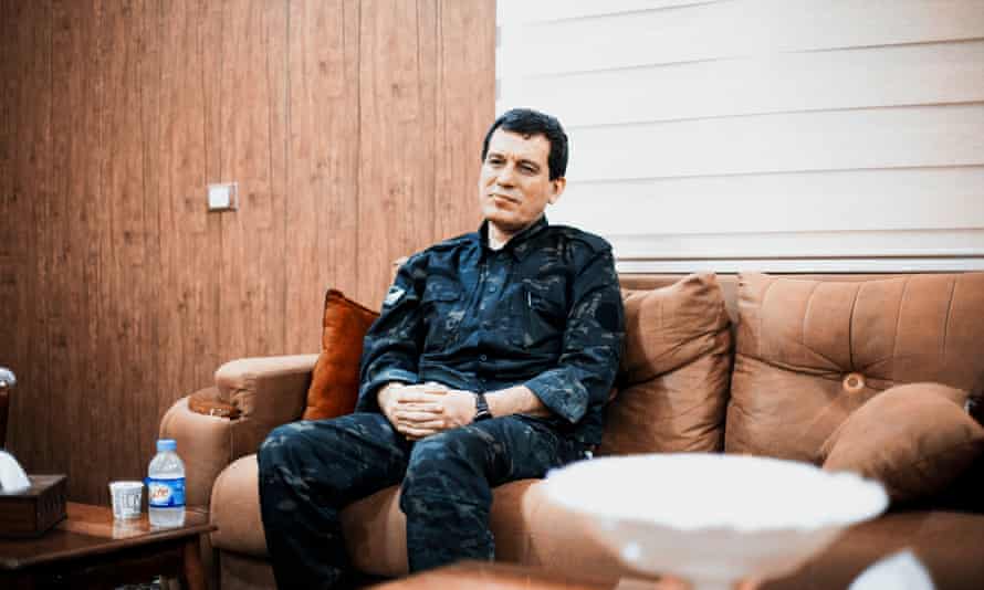 Suriye Demokratik Güçleri Komutanı Mazlum Abdi, Suriye'nin kuzeydoğusundaki bir üste bir toplantı sırasında.