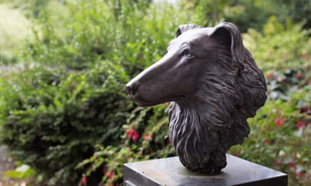 A statue honoring Bobbie the Wonder Dog, at the Oregon Garden in Silverton, Oregon.