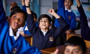 alumnos ansiosos con las manos en alto