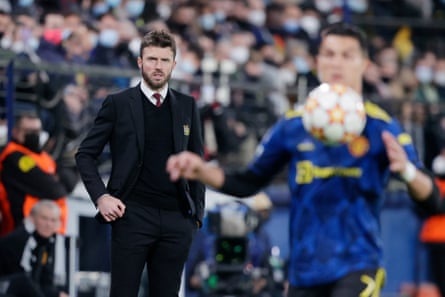 Michael Carrick watches on as his side take on Villarreal