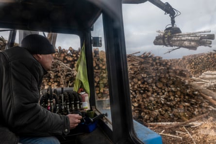 In winter, heat is needed to grow the flowers in the greenhouses. Working with wood ovens instead of gas (as is done in the Netherlands) has allowed the company to continue the flower production even during Russia’s continued strikes on the countries energy infrastructure.