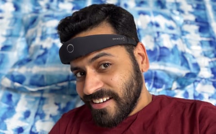 A person wearing a Elemind Headband