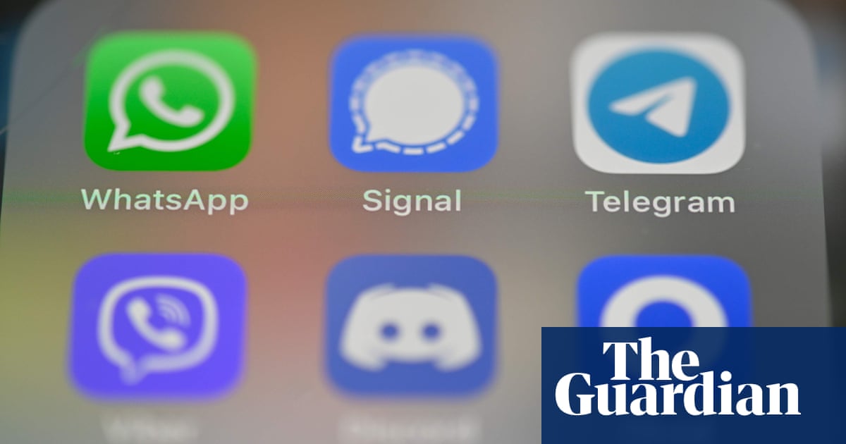 Legal challenge seeks to stop ministers sending disappearing messages