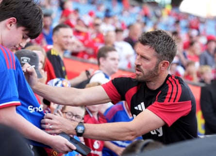 Michael Carrick signs autographs during Manchester United’s pre-season schedule.