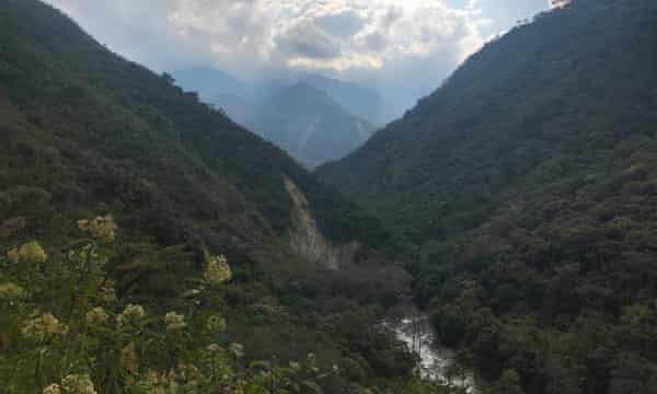 La vallée du Vilcabama qui descend vers Espiritu Pampa. 'Imaginez - il y a encore beaucoup de bâtiments à découvrir dans la forêt. Et au-delà, dans les montagnes : qui sait ?'