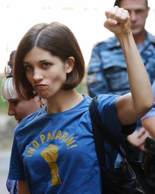 Tolokonnikova, in ‘no pasarán’ T-shirt, gestures before court hearing in Moscow in August 2012