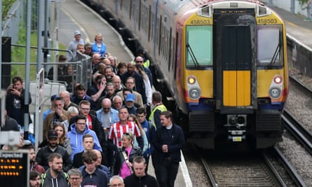 Brentford-fans forlater Kew Bridge jernbanestasjon på vei til kampen mot Tottenham i april i fjor.