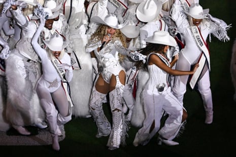 Beyoncé and Blue Ivy performing in white costumes.