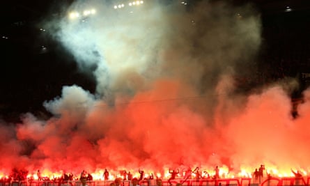 Les fans de Cologne ont lancé des fusées éclairantes