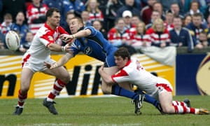 St Helens’ Paul Wellens (right) and Jason Hooper tackle Wigan’s Kris Radlinski during the 21-21 draw in Super League in 2004.