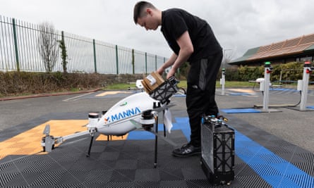 Mannaâs drones can carry cargo weighing up to 4kg, enough to carry four 15-inch pizzas