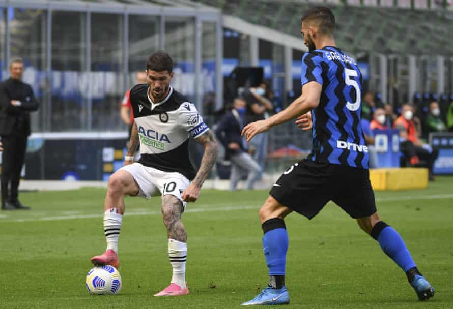 Argentina’s Rodrigo de Paul: ‘Messi surprised me. He enjoys a song, cards’ | Argentina 3 Rodrigo de Paul in action for Udinese against Internazionale last month