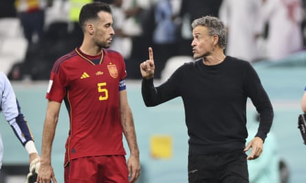 L'entraîneur espagnol Luis Enrique s'entretient avec Sergio Busquets lors du match nul avec l'Allemagne