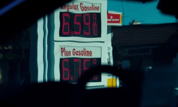 Gasoline prices at a Shell Oil station in Newark, California on 23 June 2022. 