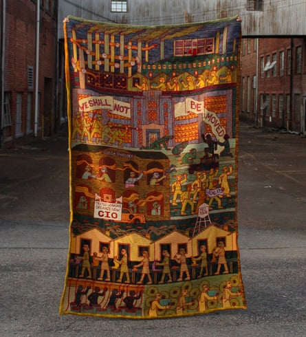 Operai automobilistici che trasportano cartelli con angeli in mezzo background