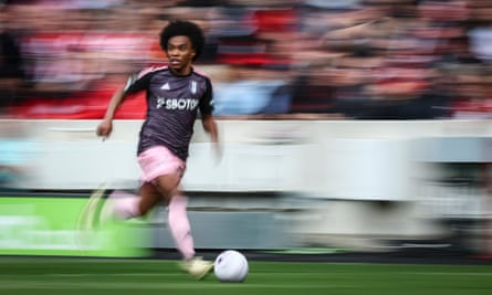 Willian runs with the ball during a derby that was low on entertainment.