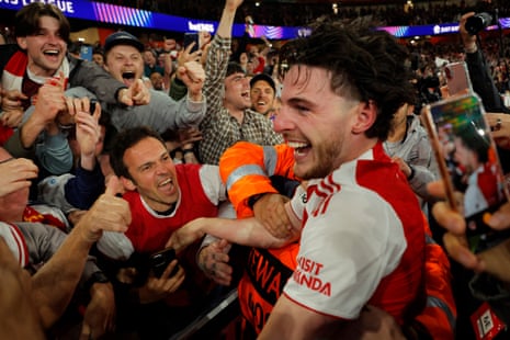 Declan Rice celebrates with the fans after Arsenal's victory in the Champions League 2025/26 semi-final.
