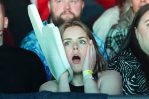 ์๊ตญ ๋ธ๋ํ. ํ๋์ค์์ ์๋์ปต 8๊ฐ์ ์ ์ง์ผ๋ณด๋ ํฅ๋ถํ ์๊ธ๋๋ ํฌ๋ค