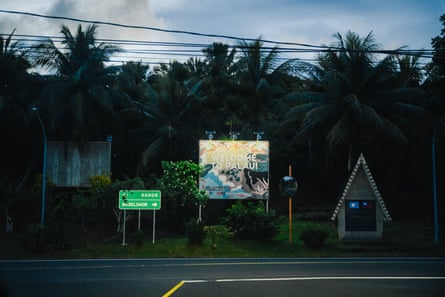 Un cartel que da la bienvenida a los viajeros a la salida de la carretera del aeropuerto. Koror, Palau.