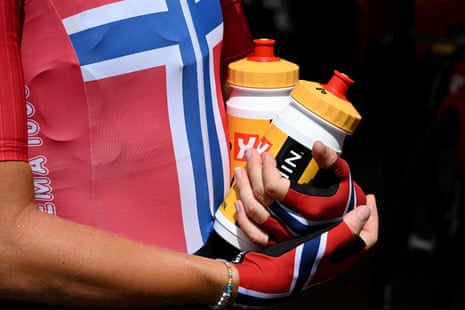 Marte Berg Edseth (Uno-X Mobility) with a couple of water bottles.