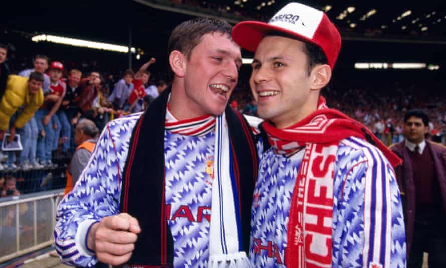 Lee Sharpe y Ryan Giggs celebran ganar la Copa de la Liga de 1992.