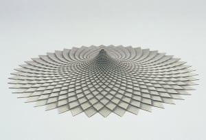 Simon Thomas (británica, b. 1960), <em> Planeliner, </ em> 2005. chorreado de acero inoxidable, 23 5/8 pulg. De diámetro (60 cm).  × 2 1/4 pulg. (5,55 cm) de alto.  Cortesía del artista.