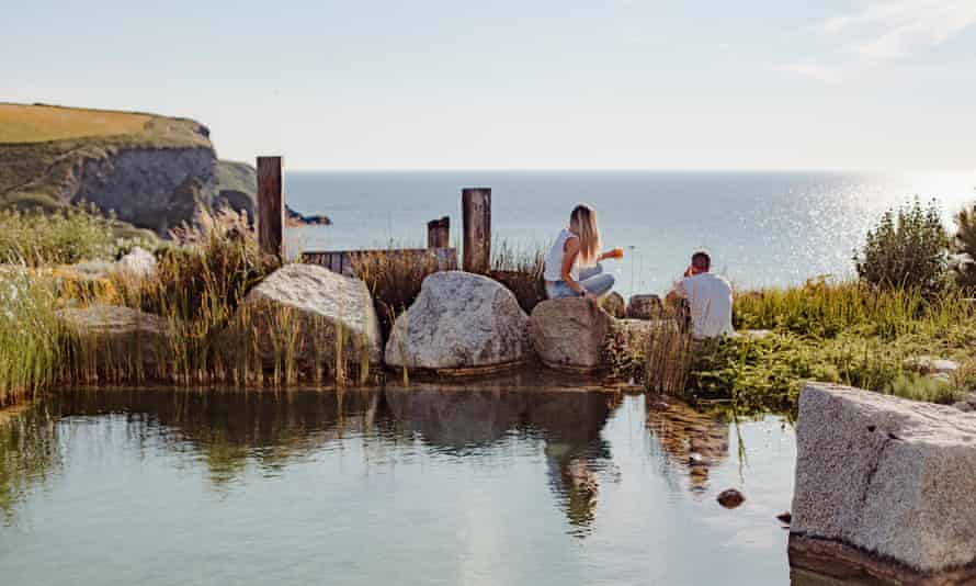 La piscine naturelle de roseaux à l'hôtel Scarlet à Mawgan Porth, Newquay en été.