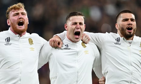 Ollie Chessum, Freddie Steward et George Martin d'Angleterre chantent leur hymne national avant la demi-finale de la Coupe du monde de rugby 2023 entre l'Angleterre et l'Afrique du Sud.