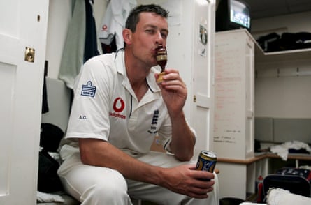 Ashley Giles kisses the Ashes urn after it was secured