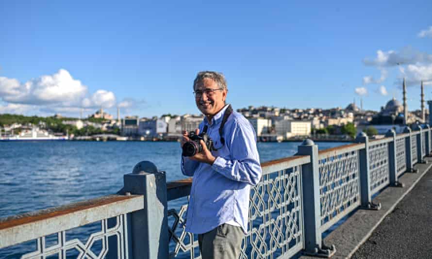 L'auteur Orhan Pamuk sur le pont de Galata alors qu'il prend des photos de rues « fermées » vides à Istanbul, le 23 mai 2020.