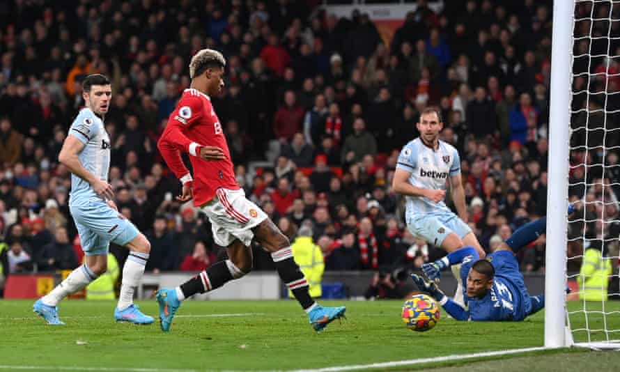 Marcus Rashford pounces to win the match for Manchester United.