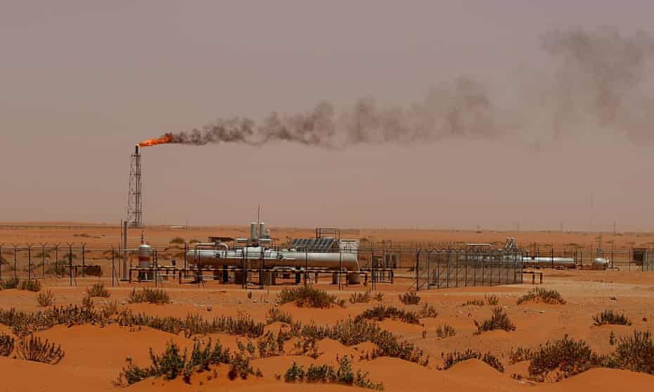Oil installation in the desert near Khouris, Saudi Arabia. A slump in oil prices has led to the country’s credit rating being downgraded. 