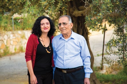 Fida Jiryis con suo padre, Sabri, a Fassouta, 2017.