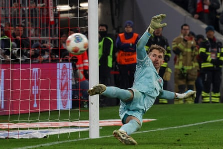 Daniel Batz watches Harry Kane’s penalty flash past him