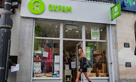 Magasin de charité Oxfam, Islington.