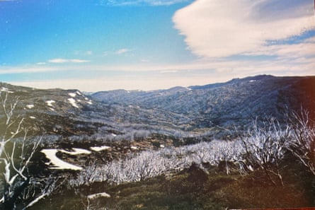 Pegunungan berselimut salju yang menjadi bagian dari Australian Alps Walking Track