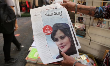 Titulares en periódicos iraníes sobre la muerte de mujeres jóvenes asesinadas en arresto policial moralidad