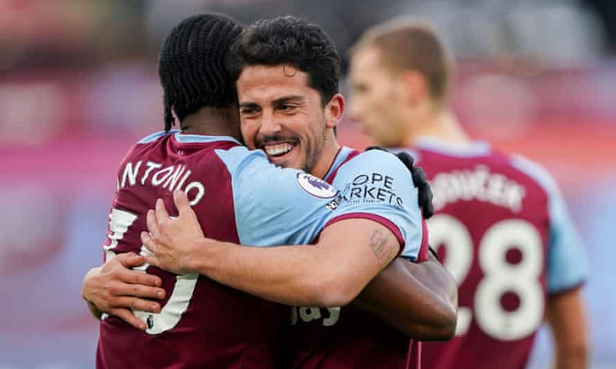 Pablo Fornals embraces Michail Antonio