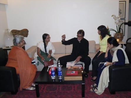 Kashmira, Madhumita, dan Mira (ditambah teman mereka Lily, berbaju kuning) bertemu aktor Amitabh Bachchan pada 2009.
