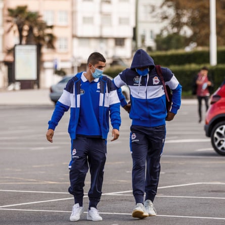 Deportivo La Coruña players arrive for the match.