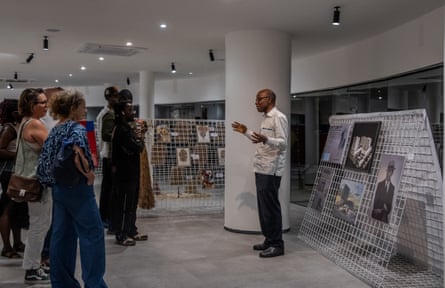 Yacouba Konaté berbicara kepada sekelompok kecil orang di depan pameran karya seni