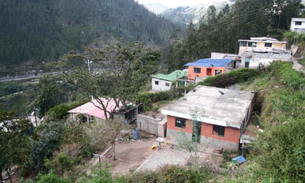 Los residentes de Bolaños viven en las escarpadas pendientes de la quebrada del río Machángara.