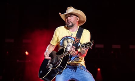 Jason Aldean performing