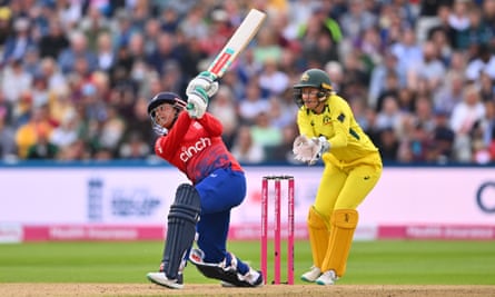 Sophia Dunkley dari Inggris memukul selama T20 pertama Women's Ashes melawan Australia.