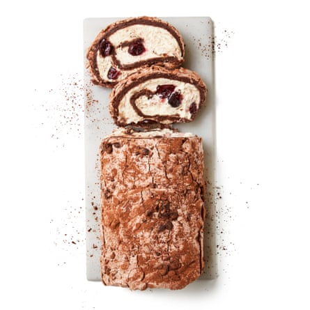 Transférer la roulade couture vers le bas sur un plateau, déballer soigneusement, saupoudrer de poudre de cacao et servir.
