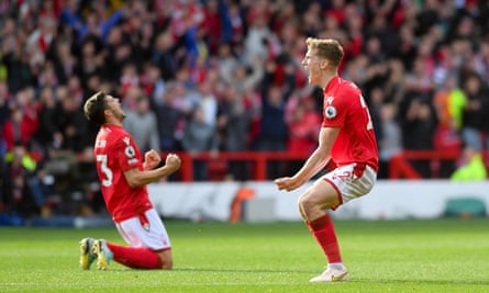 Nottingham Forests Ryan Yates (til høyre) og Remo Freuler feirer ved sluttsignalet etter seieren over Liverpool.
