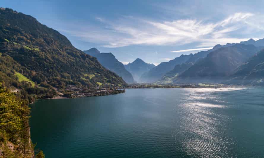 Campo en Flüelen en Urner See, la parte más al sur del lago de Lucerna.